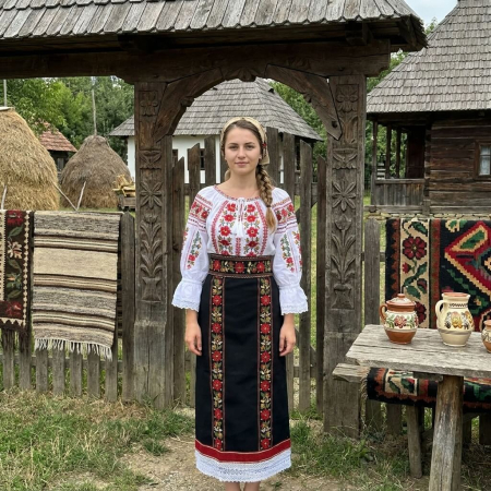Costume populare - Costum popular format din catrinta , brau si ie - Robertina 6