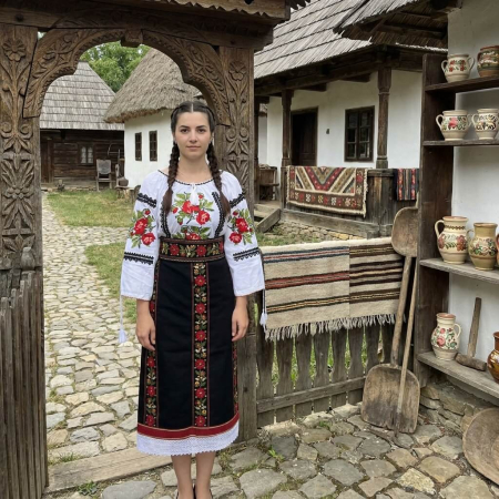 Costume populare - Costum popular format din catrinta , brau si ie - Robertina 8