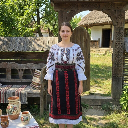 Costume populare - Costum popular format din catrinta , brau si ie - Sandica 3