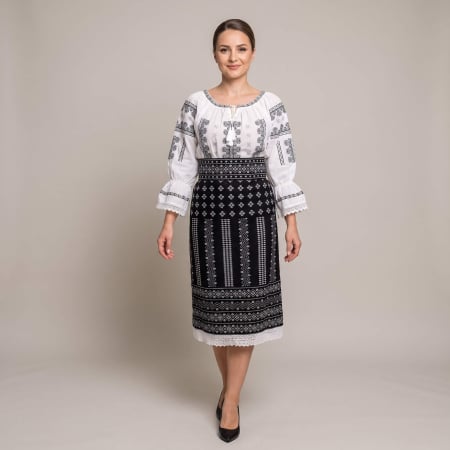 Costume populare - Costum popular format din catrinta , brau si ie - Bianca 4