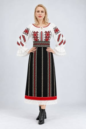 Costume populare - Costum popular format din catrinta , brau si ie Toni 2