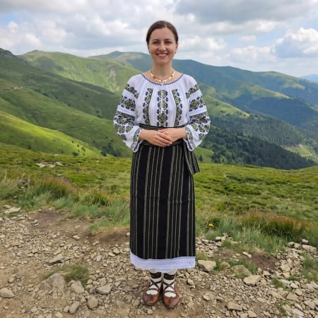 Costume populare - Costum popular format din catrinta , brau si ie - Emilia