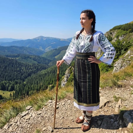 Costume populare - Costum popular format din catrinta , brau si ie - Venus 5
