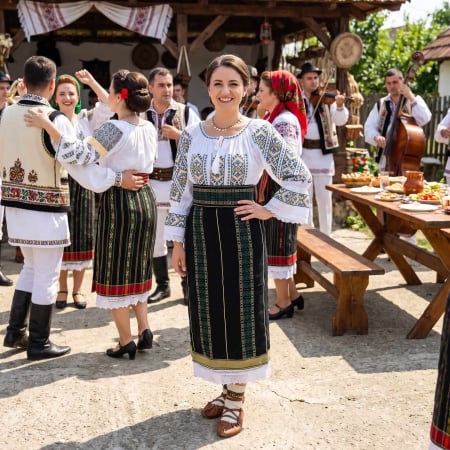 Costume populare - Costum popular format din catrinta , brau si ie - Andromeda