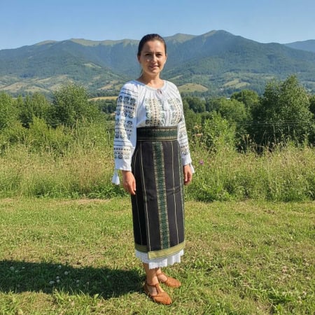 Costume populare - Costum popular format din catrinta , brau si ie - Bianca