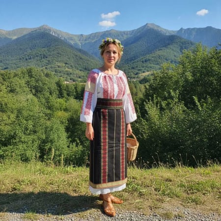 Costume populare - Costum popular format din catrinta , brau si ie - Regina