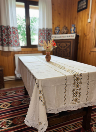 Декорация за маса - Традиционна покривка за маса Изабела