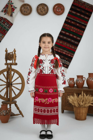 Престилки за момичета - Снимки на момичета с бродерия Драга