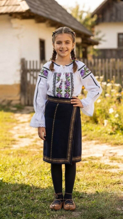 Ie traditionala fetite Isadora [1]