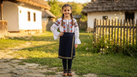 Ie traditionala fetite Isadora [1]
