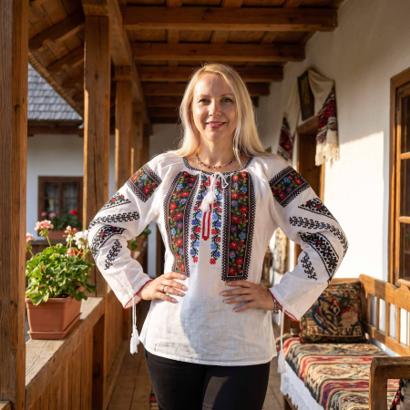 Femei - Ie Traditionala Magduta