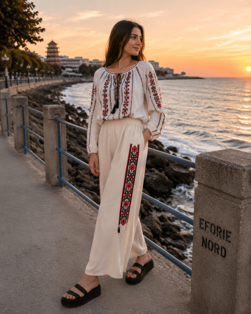 Жени - Pantaloni albi de vara cu broderie rosie
