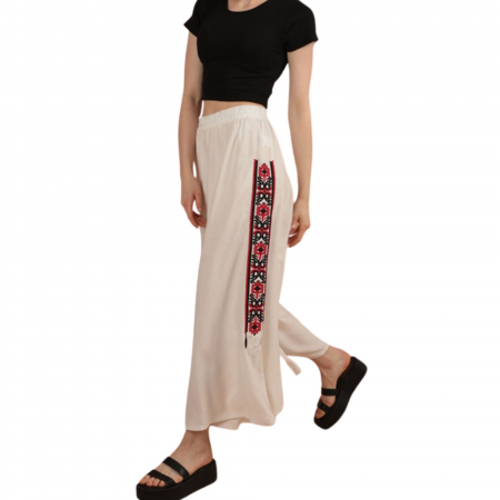 Pantaloni albi de vara cu broderie rosie [2]