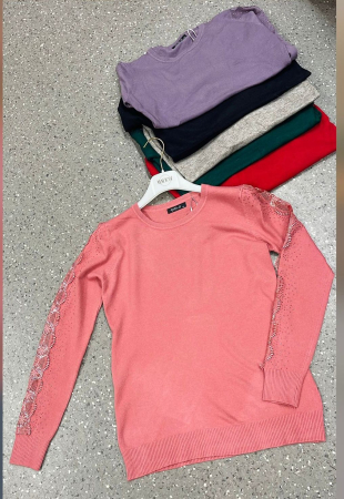 Femei - Pulover fin cu aplicații din dantelă pe mâneci – feminin și elegant