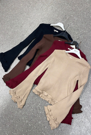 Дамски пуловери - Пуловерът с волани на ръкавите