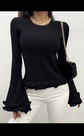 Дамски пуловери - Пуловерът с волани на ръкавите