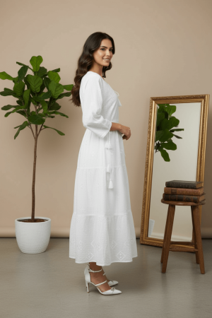 Rochie albă lungă cu broderie delicată [1]