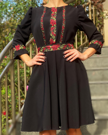 Елегантни рокли - Rochie Traditionala Trandafira