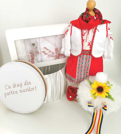 Set botez - Set Botez Traditional Muna - 4 piese / costumas, lumanare, trusou si cufar