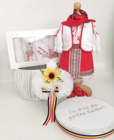 Set Botez Traditional Muna - 4 piese / costumas, lumanare, trusou si cufar [1]