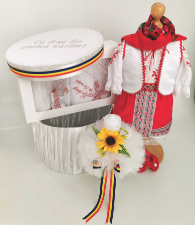 Set Botez Traditional Muna - 4 piese / costumas, lumanare, trusou si cufar [2]