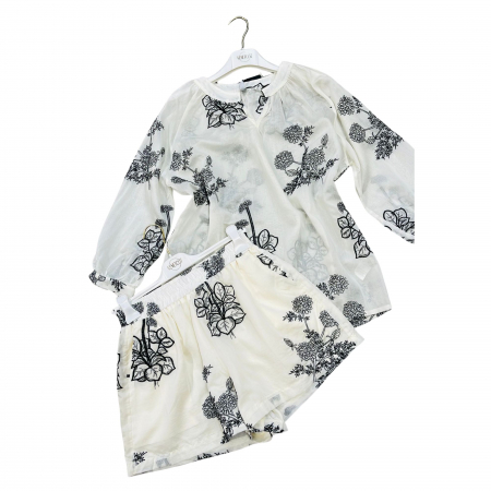 Дамски комплекти - Комплект „Копринени цветя“ - бродирана блуза и шорти