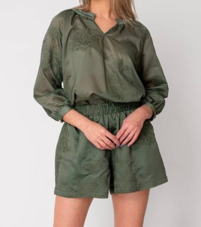 Compleu - Set “Flori de Mătase” - Bluză și pantaloni scurți brodați