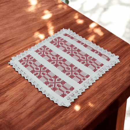 Декорация за маса - Set servetele patrat 6 bucati cu insertii rosii si dantela - Model 2