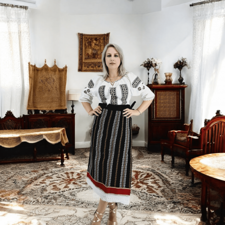 Costume populare - Set traditional format din catrinta , brau si ie - Hera 4