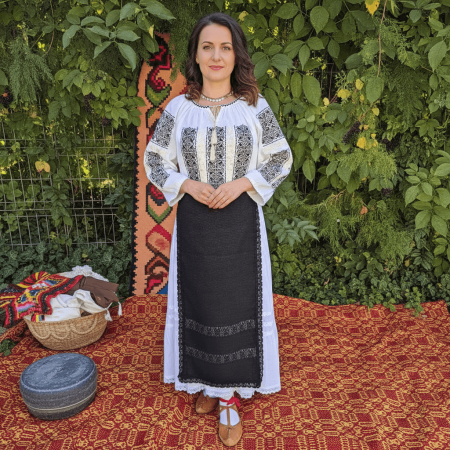 Femei - Set traditional format din ie , fusta si fote 104
