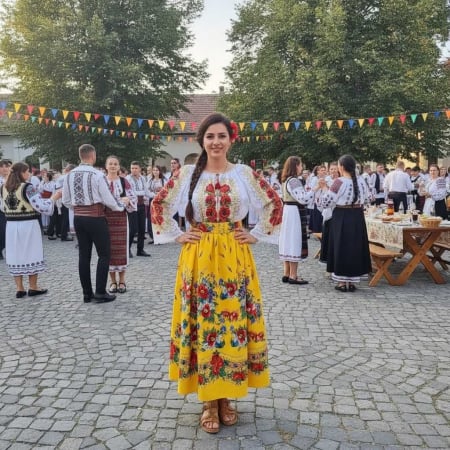 Costume populare - Set traditional format din ie si fusta 69