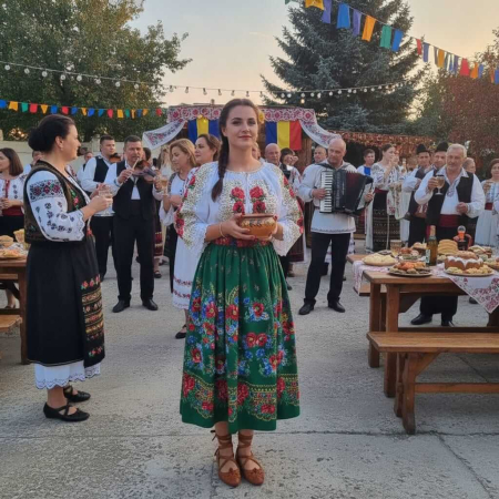 Costume populare - Set traditional format din ie si fusta 70