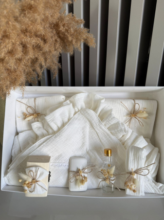 Комплект за кръщене, състоящ се от 8 муселиновни парчета - различни цветове [1]