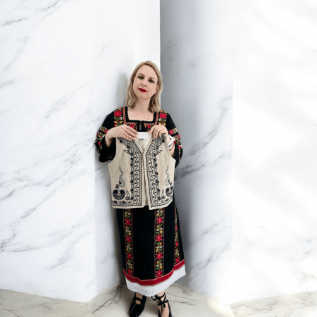 Жилетки за момчета - Vesta crem traditionala pentru copii cu broderie neagra