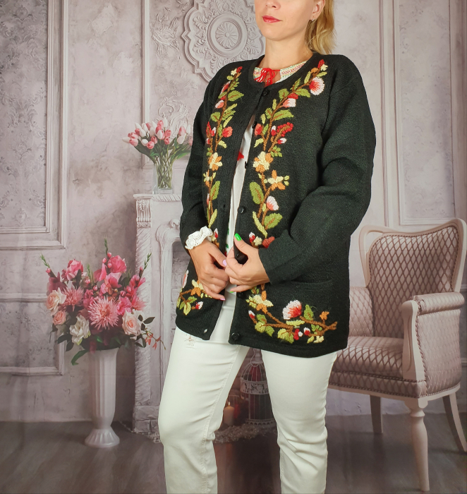 Cardigan din lana brodat manual - Doina 4