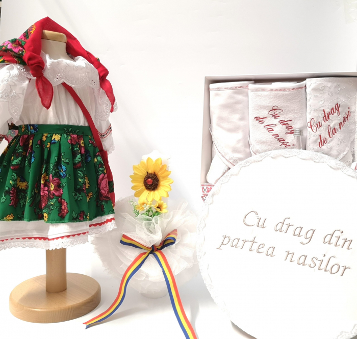 Set Botez Traditional Costum Traditional Fetite Verde 4 piese costumas , lumanare, trusou si cufar