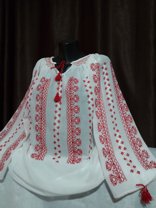 Ie traditionala cusuta manual pe panza topita [1]