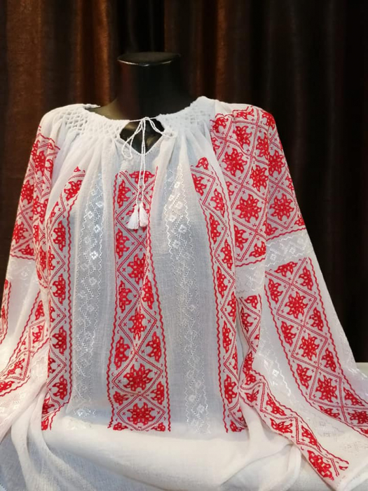 Ie traditionala cusuta manual pe panza topita [1]