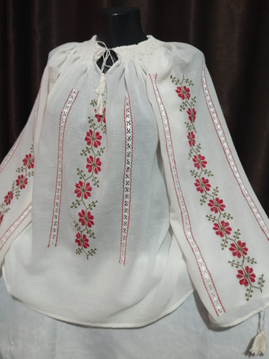 Ie traditionala cusuta manual pe panza topita [1]
