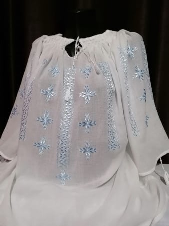 Ii traditionale cu maneca scurta - Ie brodata manual cu matase pe panza topita