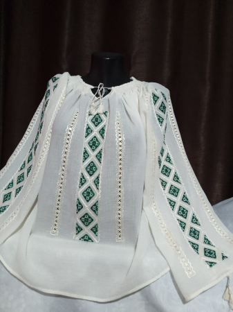 Ii traditionale cu maneca lunga - Ie brodata manual cu matase pe panza topita