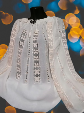 Ii traditionale cu maneca lunga - Ie brodata manual cu matase pe panza topita