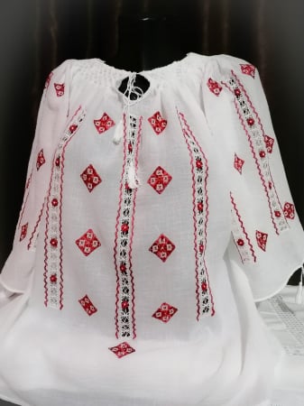 Ii traditionale cu maneca scurta - Ie brodata manual cu matase pe panza topita