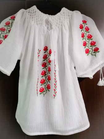 Ii traditionale pentru copii - Ie fetita cusuta manual
