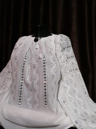 Ii traditionale - Ie traditionala brodata manual cu matase pe panza topita