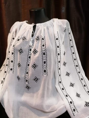 Ii traditionale cu maneca lunga - Ie traditionala brodata manual pe panza topita
