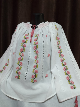 Ii disponibile in stoc - Ie traditionala cusuta manual , Model Floral