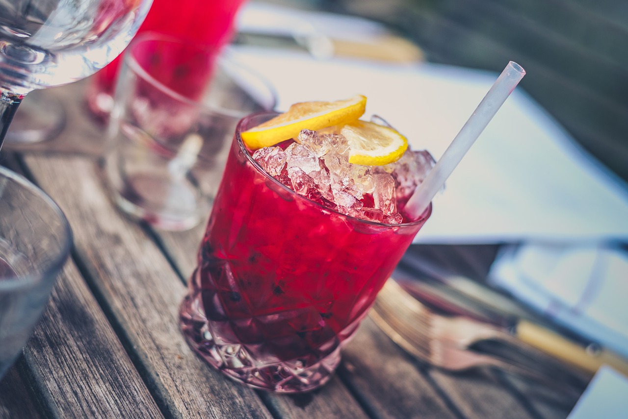 Cum să extinzi vara cu aromele IMKER: top 4 parfumuri inspirate din cocktailuri