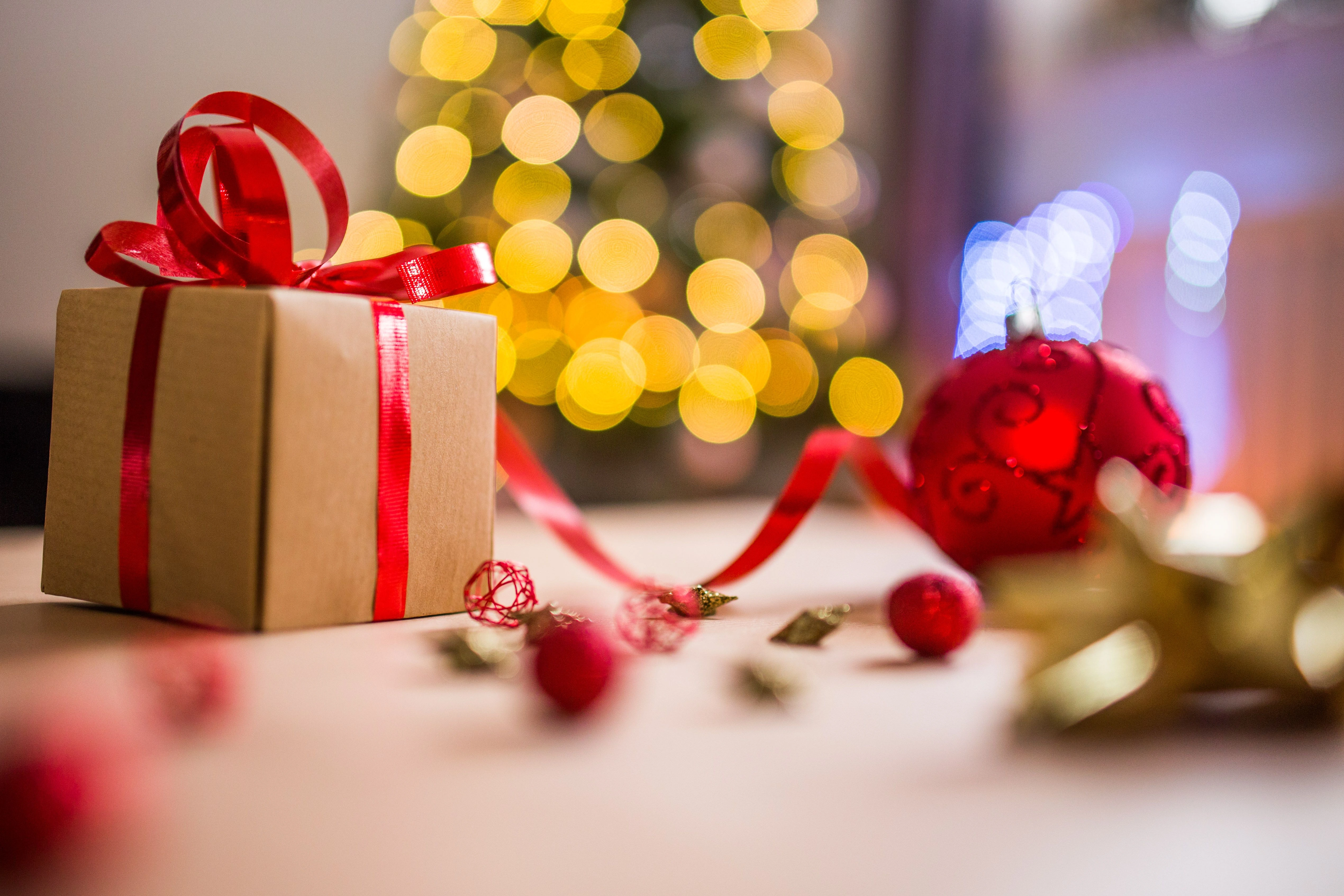 Cadouri de Crăciun: Idei pentru colegi, șefi și Secret Santa