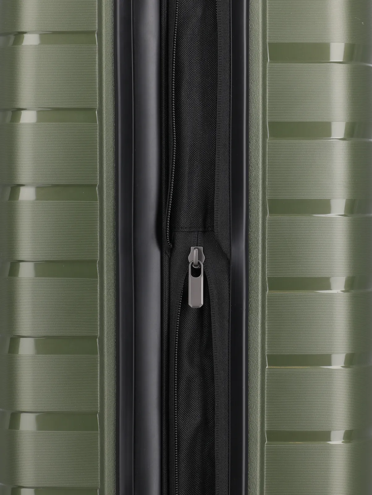 Troler de cala mediu(M) travelite AIR BASE 4 roti spinner 67 x 45 x 27 cm ,verde - RESIGILAT [6]